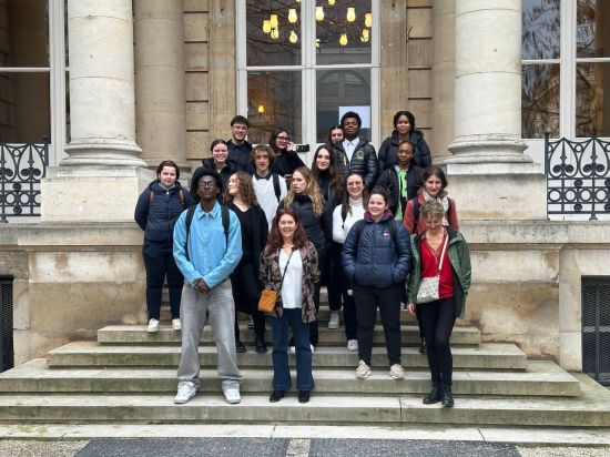 Photo devant l'Assemblée Nationale avec les élèves du lycée Bertrand d'Argentré